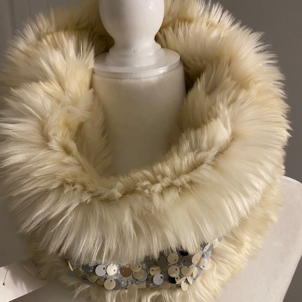 LOFT SCARF w Sequins. NWT